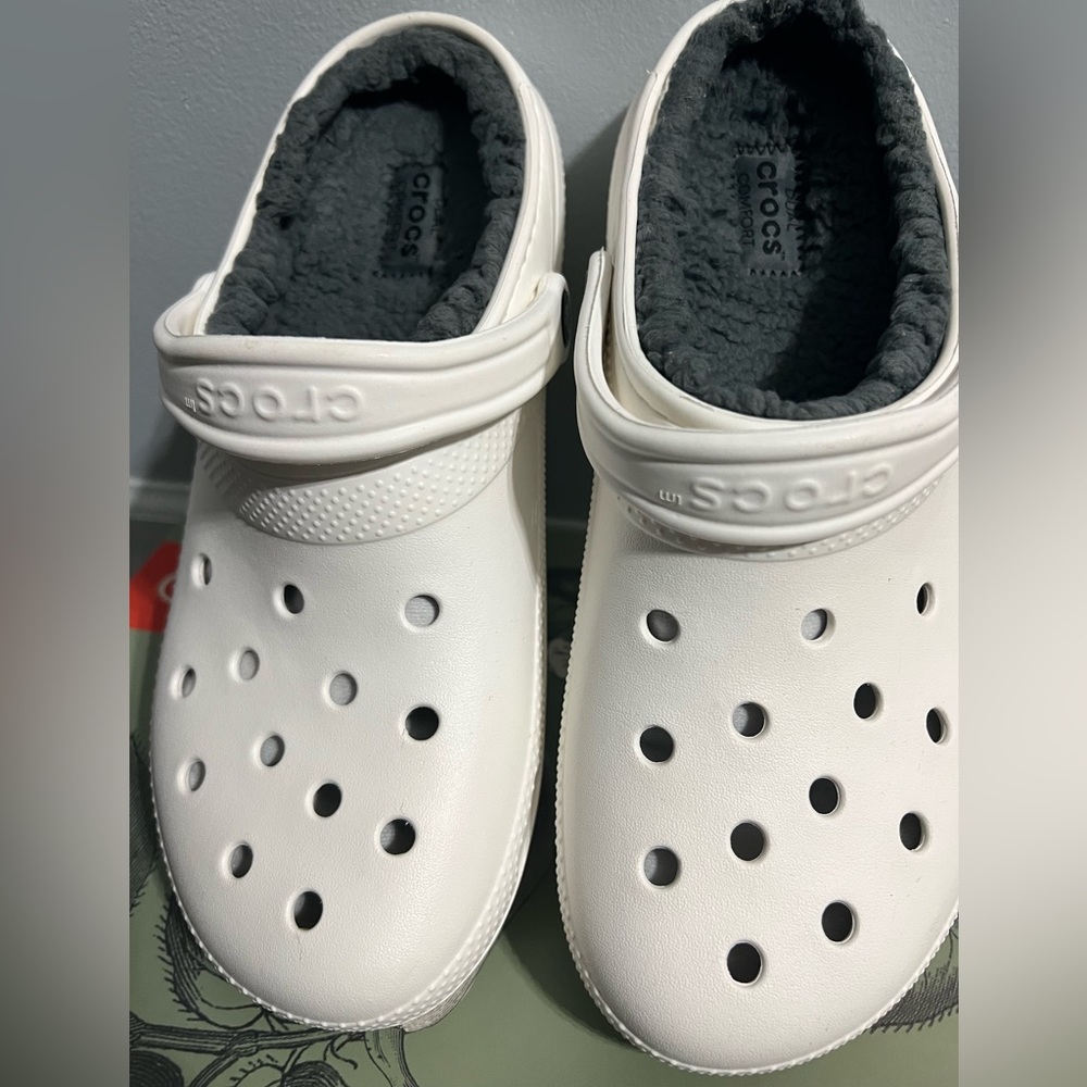 Croslite upper 
Slip-on with pivoting slingback strap
Men’s 9 Woman’s 11